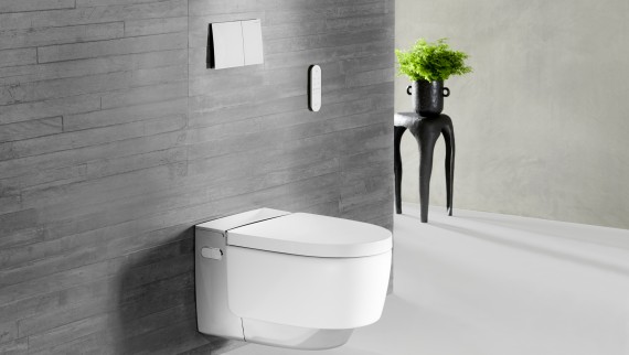 带 Sigma70 遥控器且镀铬的 Geberit AquaClean Mera Comfort 智能座便器