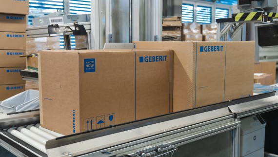 沐浴马桶采用全新紧凑型包装(左),与旧款纸箱(右)形成鲜明对比(摄影:Julia Dunlop) 沐浴马桶采用全新紧凑型包装(左),与旧款纸箱(右)形成鲜明对比(摄影:Julia Dunlop)