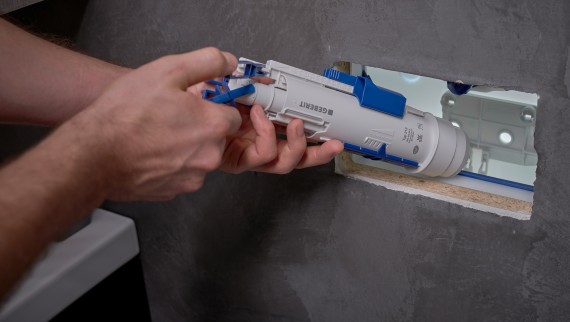 一名技术人员正在安装吉博力隐蔽式水箱的冲洗阀(摄影:Ben Huggler) 一名技术人员正在安装吉博力隐蔽式水箱的冲洗阀(摄影:Ben Huggler)