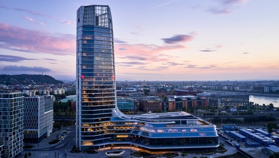 Visible from afar: With its 143-meter height, the MOL Campus is now the tallest building in Hungary (© MOL Gruppe)