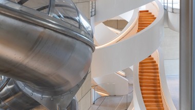 Inside the tower, an imposing, multi-winding staircase connects the floors. If you want, you can use a slide on the way down (© Adrian Deweerdt, Arles)