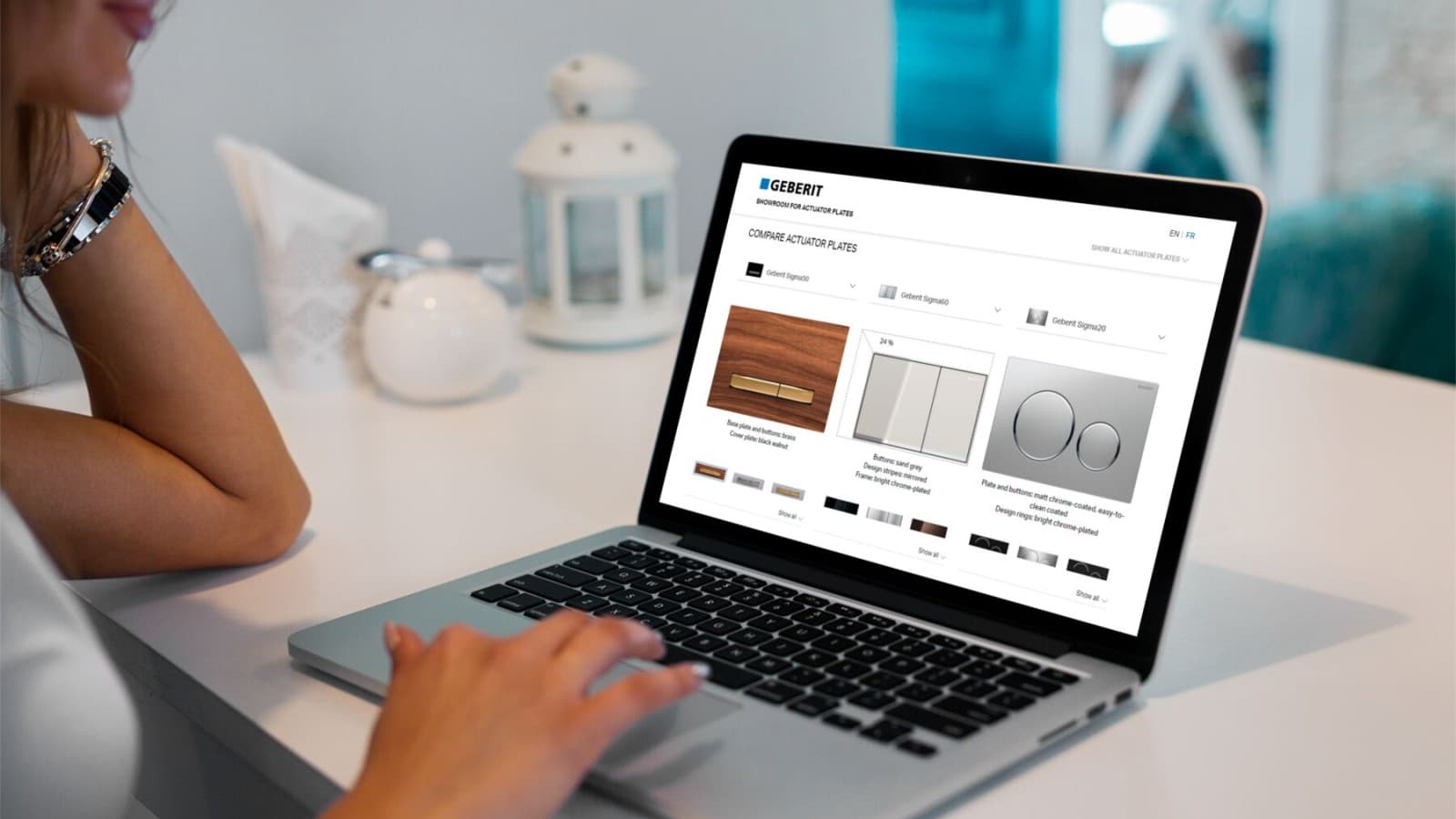 女人在笔记本电脑上打开吉博力冲水面板陈列室 女人在笔记本电脑上打开吉博力冲水面板陈列室