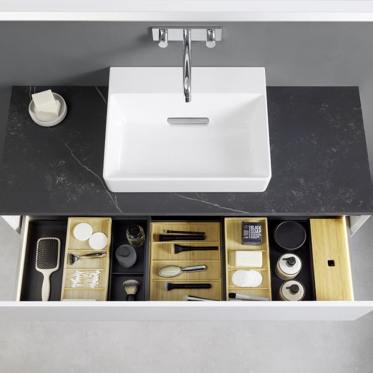 View from above into an open Geberit ONE washbasin drawer with organiser boxes View from above into an open Geberit ONE washbasin drawer with organiser boxes