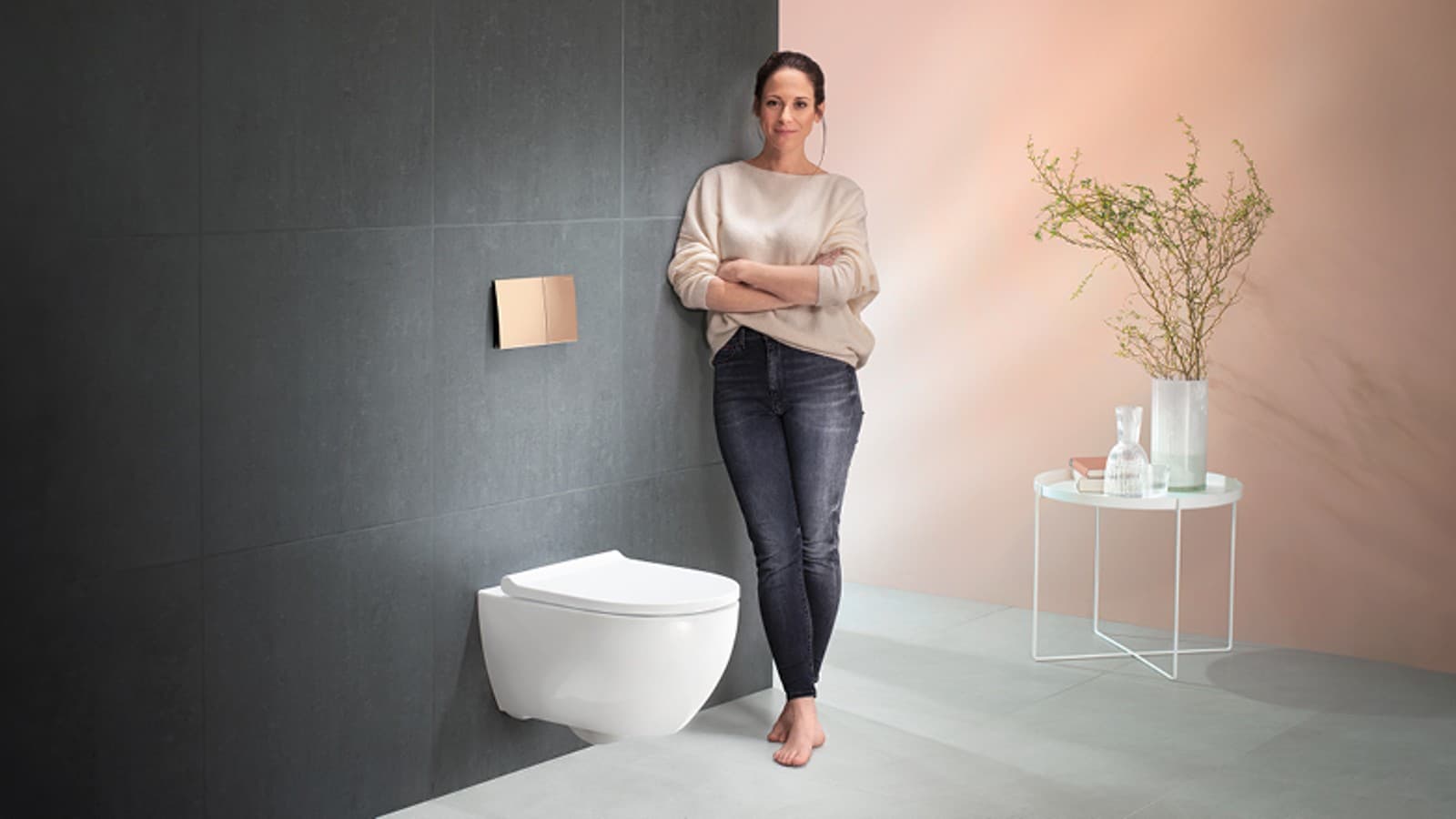 Geberit Acanto WC in the bathroom with wall in the trend colour Peach Fuzz Geberit Acanto WC in the bathroom with wall in the trend colour Peach Fuzz