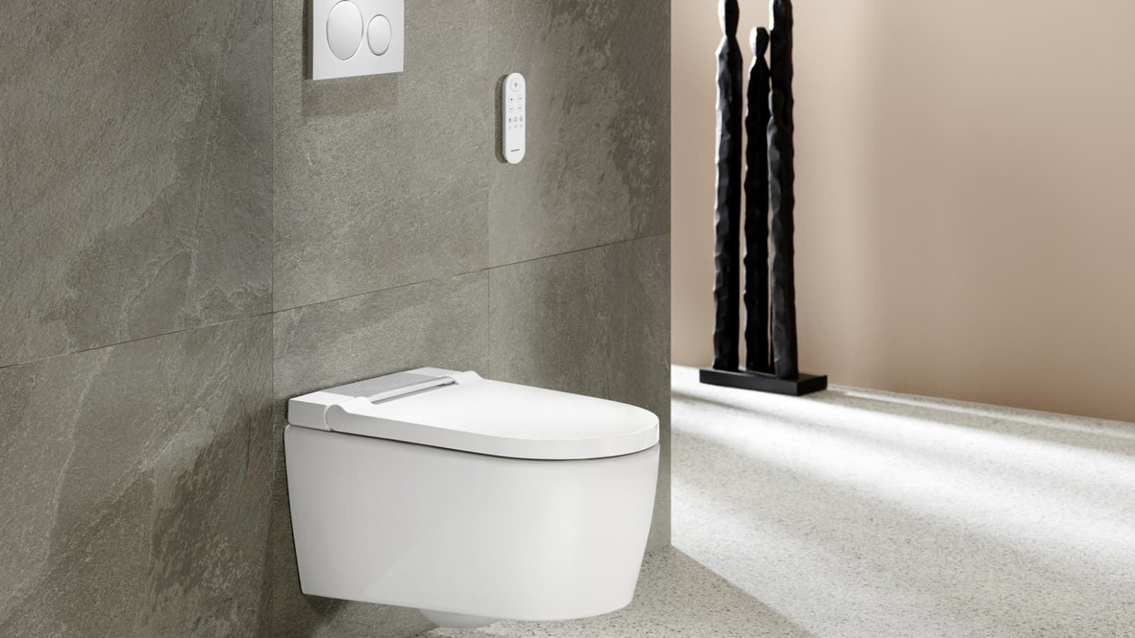 浴室配备白色 Geberit AquaClean Sela 智能坐便器和 Geberit Sigma20 冲水面板 浴室配备白色 Geberit AquaClean Sela 智能坐便器和 Geberit Sigma20 冲水面板