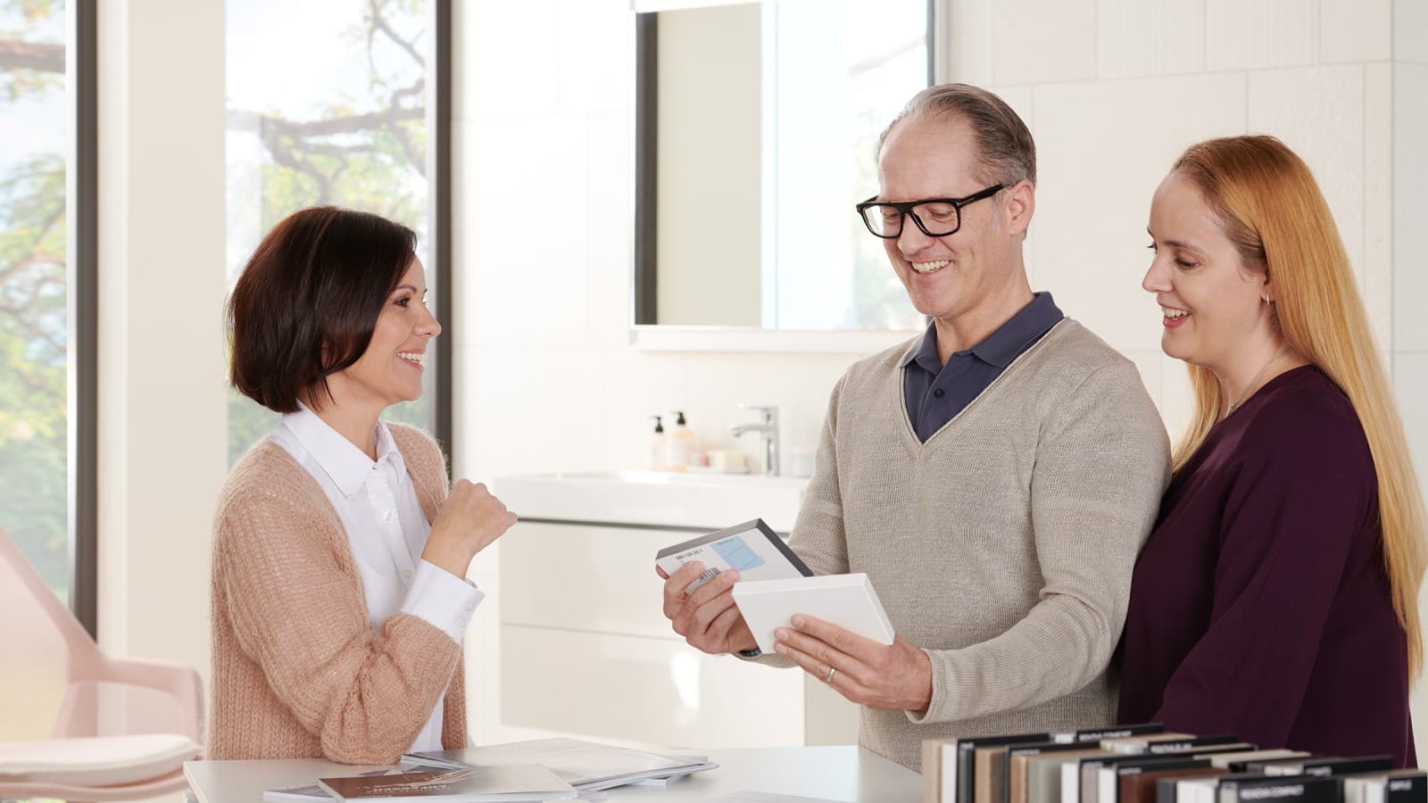 为一对夫妇提供建议的专业零售商 为一对夫妇提供建议的专业零售商