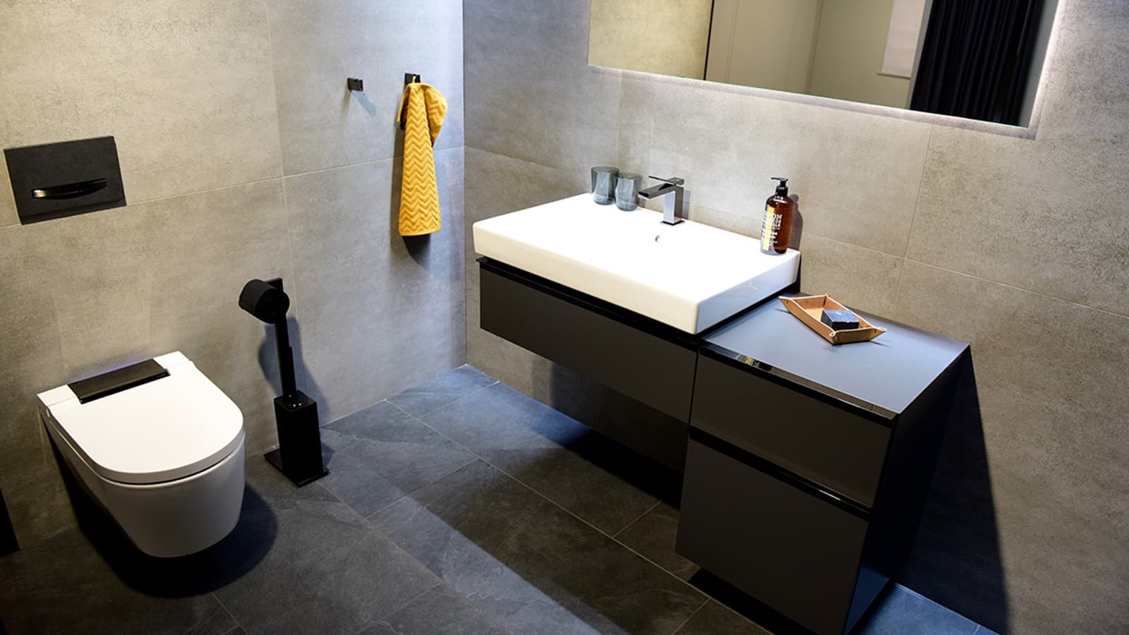 黑色镀铬打造的极简风卫浴空间 黑色镀铬打造的极简风卫浴空间