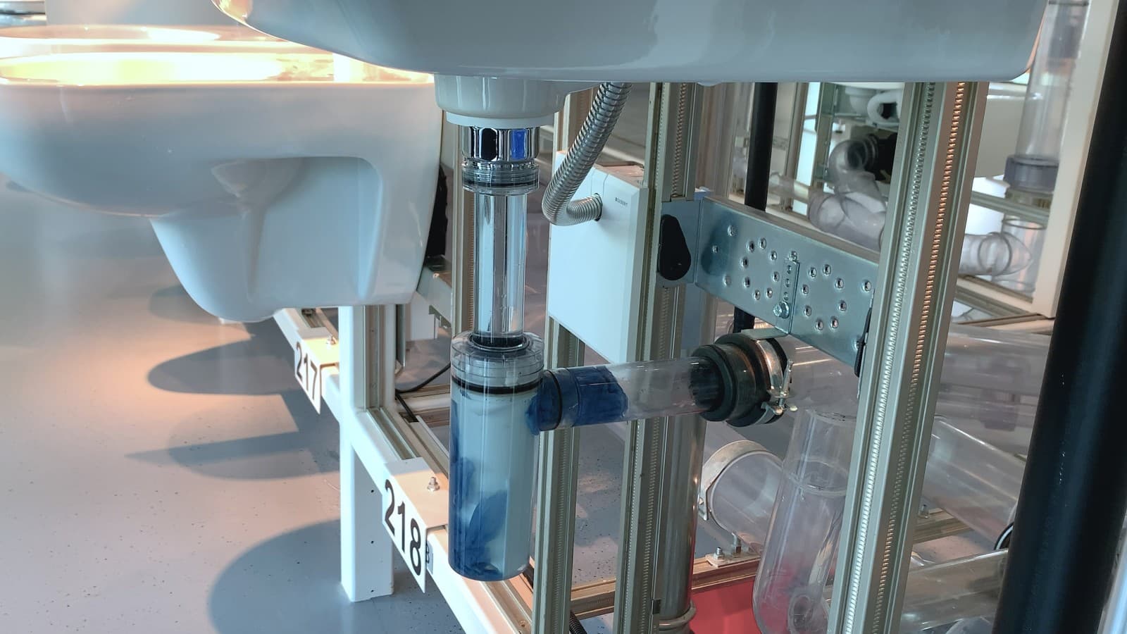 被堵塞的洗脸盆瓶状存水弯 被堵塞的洗脸盆瓶状存水弯