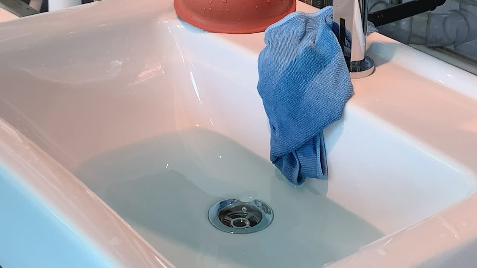 水从洗脸盆中排出 水从洗脸盆中排出