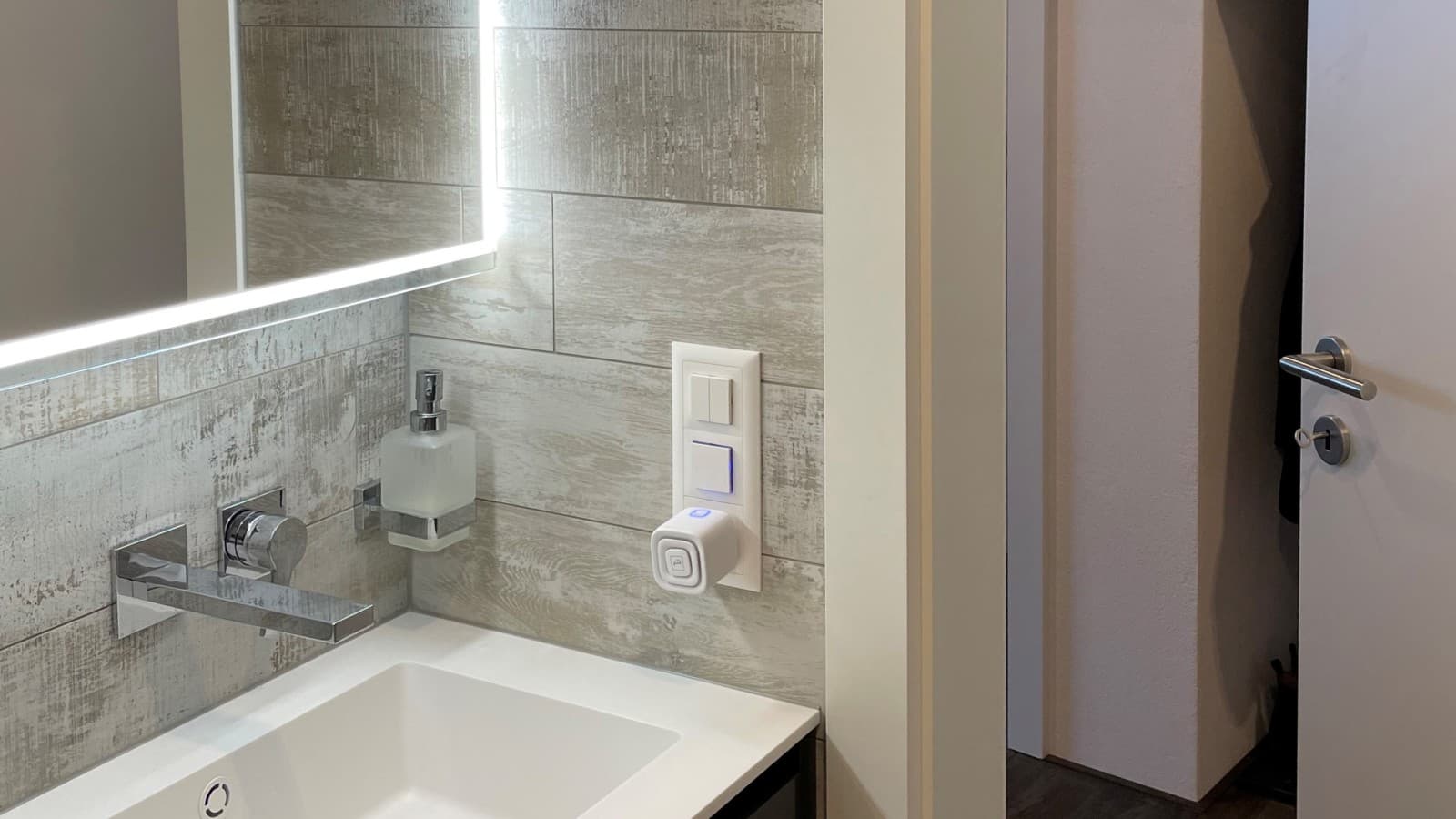 向外打开的门可节省卫浴空间空间 向外打开的门可节省卫浴空间空间