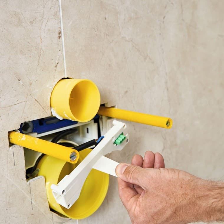 安装期间的 Geberit Power & Connect 箱 安装期间的 Geberit Power & Connect 箱