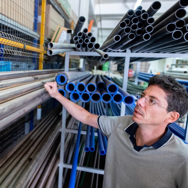 Timothy Grünberg, Co-Managing Director of the Su Marine shipyard in Istanbul, in front of a stack of Geberit Mapress CuNiFe pipes (© Mustafa Ünlü) Timothy Grünberg, Co-Managing Director of the Su Marine shipyard in Istanbul, in front of a stack of Geberit Mapress CuNiFe pipes (© Mustafa Ünlü)